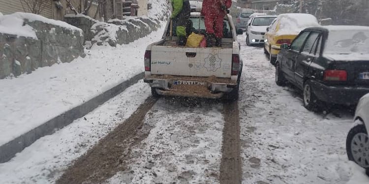تلاش بی‌وقفه شهرداری منطقه یک برای برفروبی معابر در پنجمین روز برفی